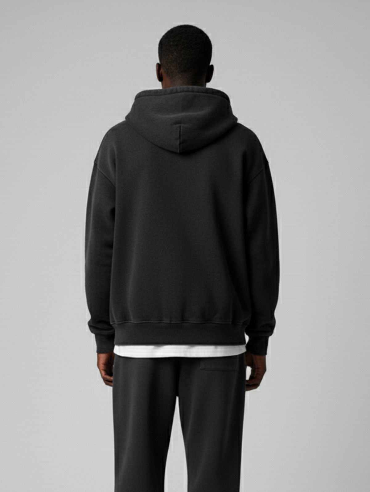 Backansicht vom Zip Hoodie in Schwarz mit Oversized-Fit und breiten Bündchen – Washed Black Look, 480 GSM French Terry für urbanen Streetwear-Style