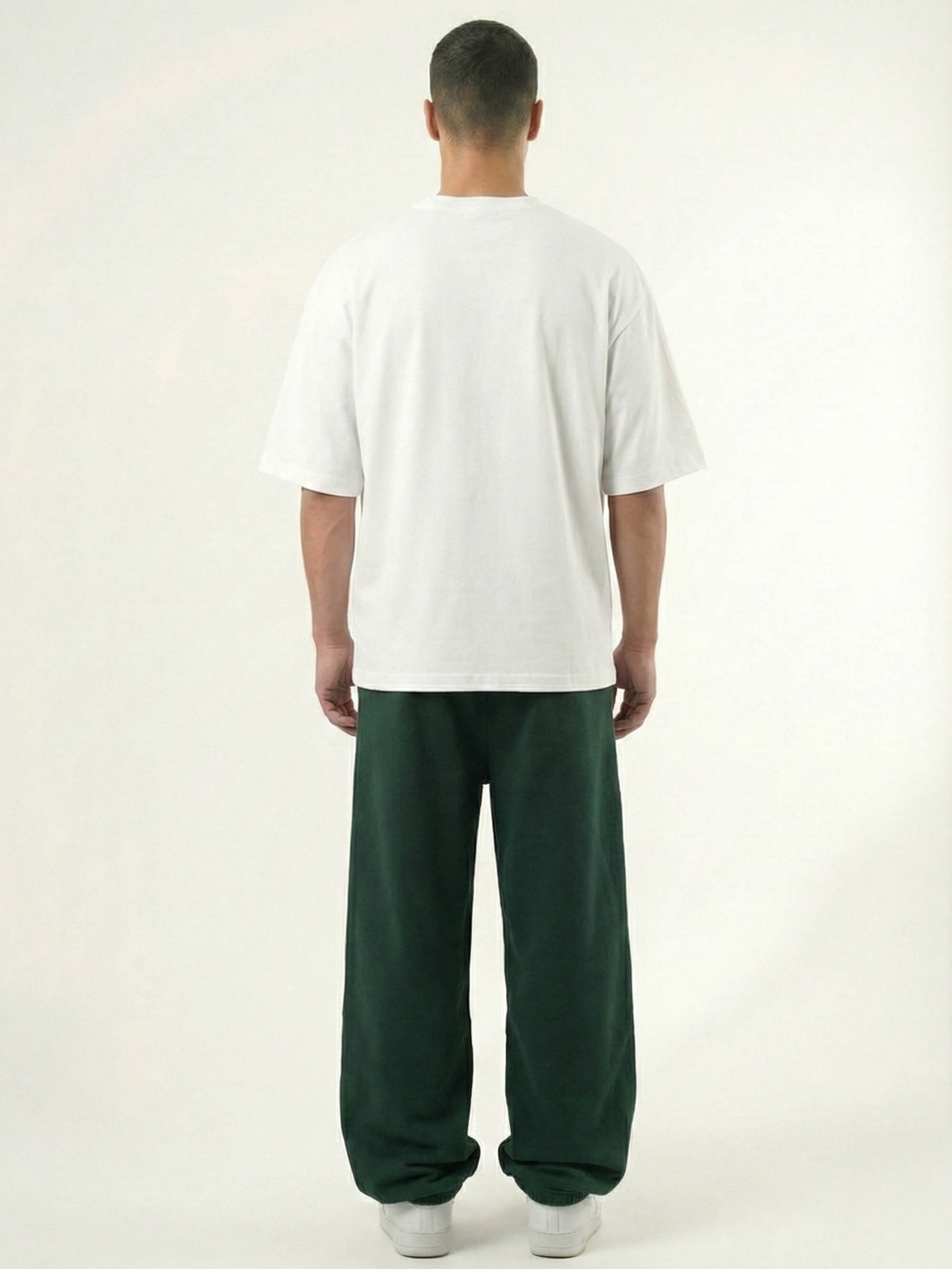 Baggy Jogger Sweatpants in Olive Green am männlichen Model, Frontansicht auf weißem Hintergrund, entspannter Baggy Fit mit elastischem Bund
