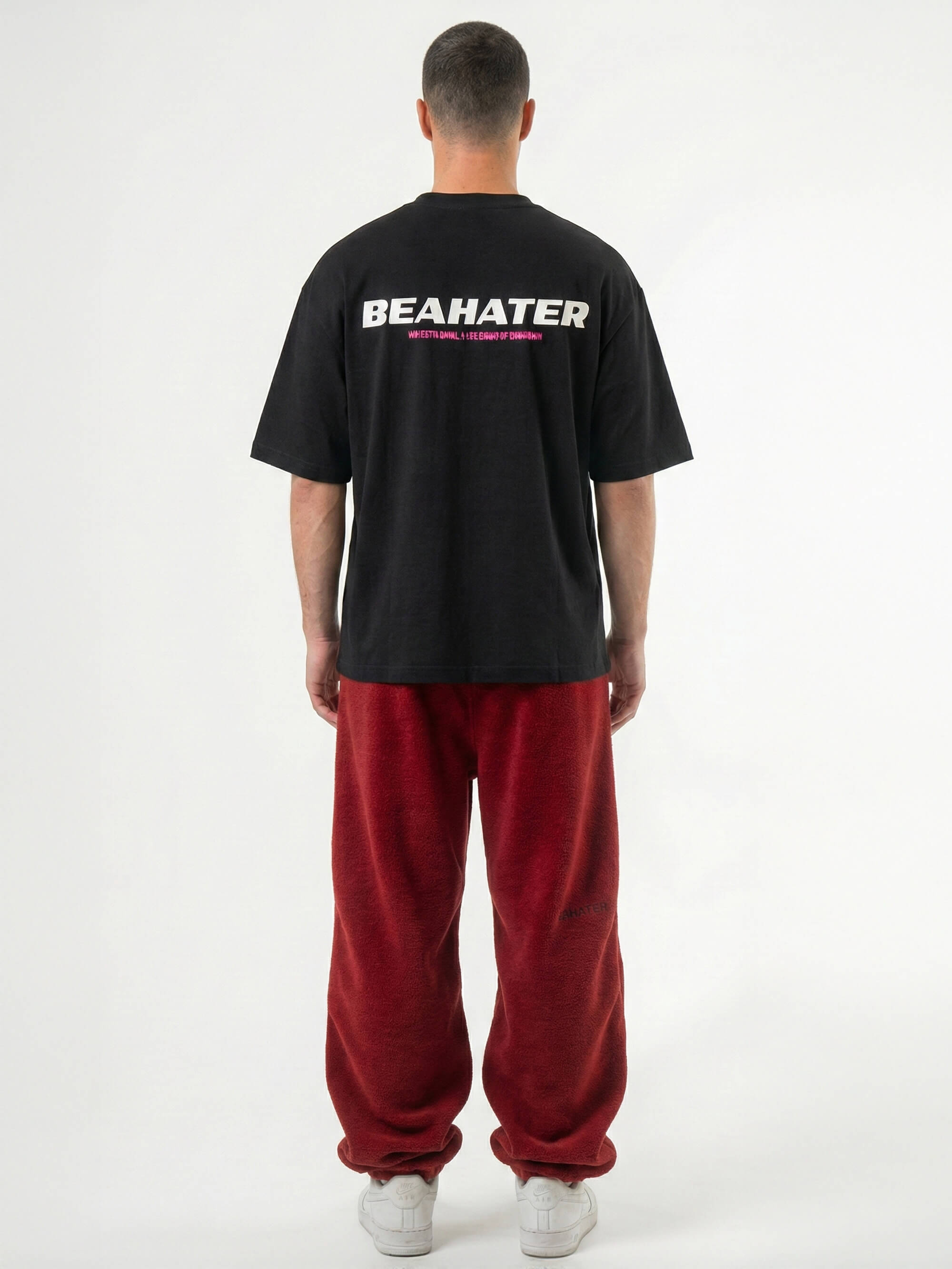 Baggy Jogger Sweatpants in Ash Grey am männlichen Model, Rückansicht, weiter Baggy Fit mit elastischem Bund und weicher Stoffstruktur auf weißem Hintergrund