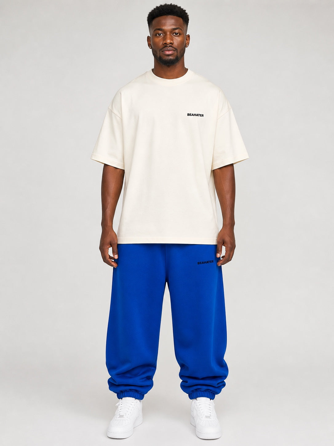 Baggy Jogger Deep Blue am Herrenmodel in Frontansicht mit Off-White Oversized T-Shirt