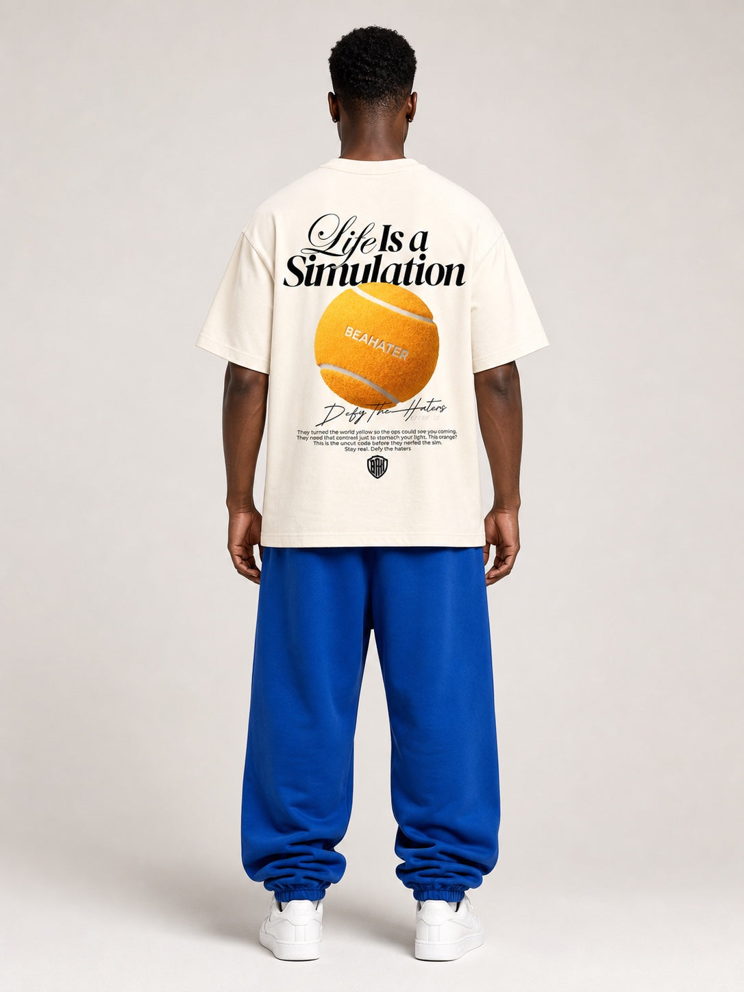 Baggy Jogger Deep Blue am Herrenmodel in Rückansicht mit weitem Schnitt und elastischen Bündchen