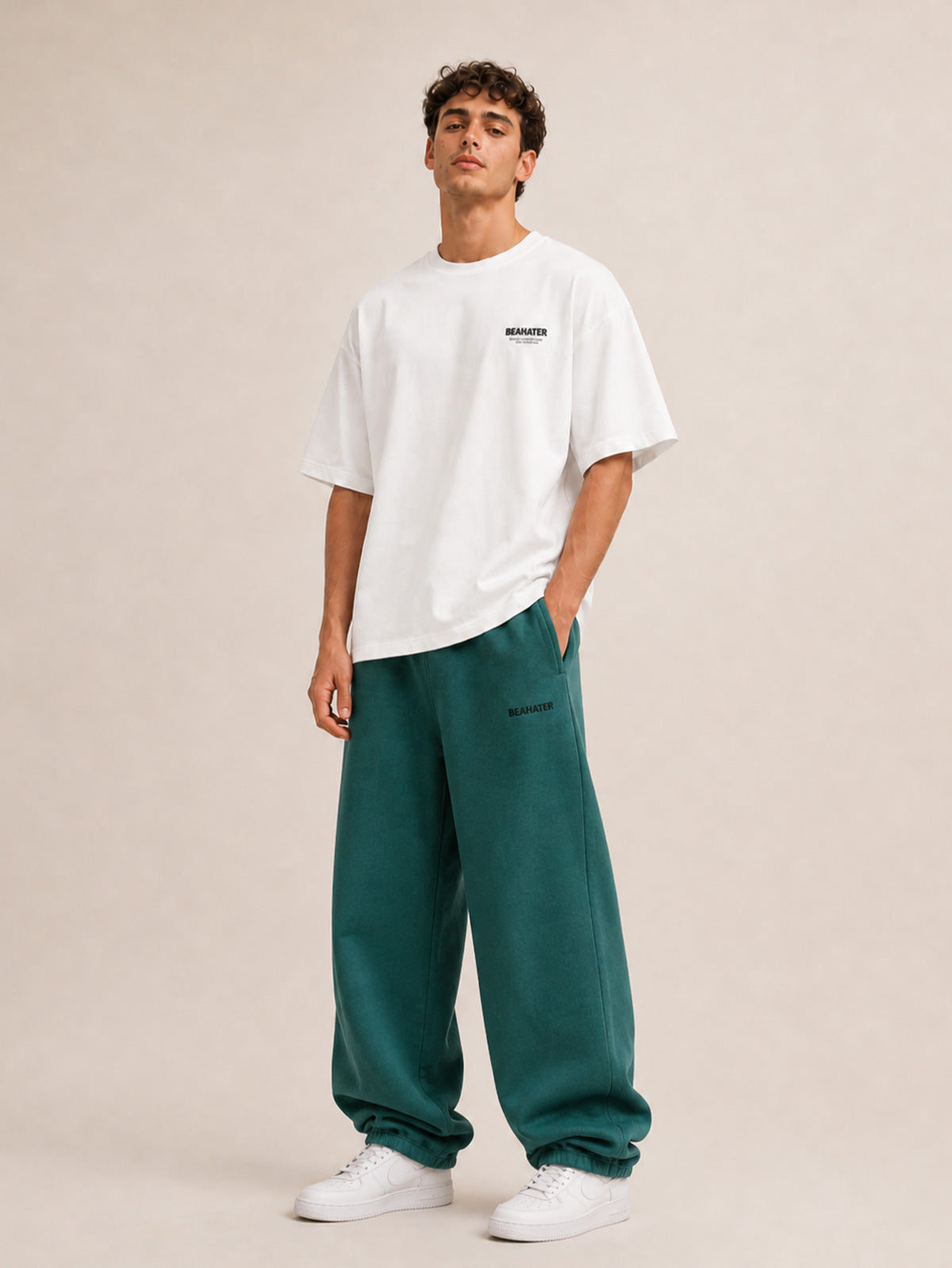 Grüne Baggy Jogginghose, French Terry 340 g/m², Hand in Tasche, Herren Streetwear Look