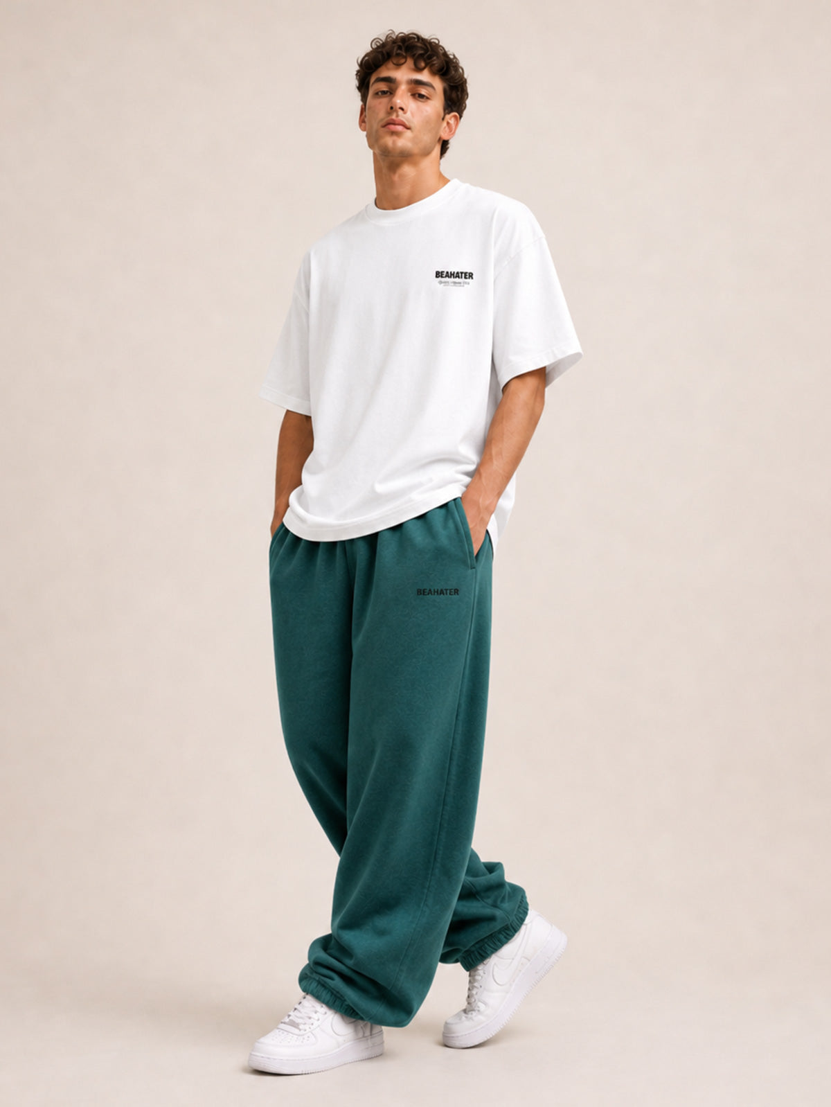 Petrol grüne Baggy Pants Herren, oversized Schnitt mit Händen in den Taschen, French Terry