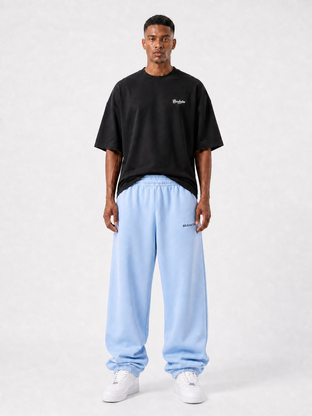 Baggy Jogger Light Blue für Herren, Frontansicht im sehr weiten Schnitt mit elastischem Bund