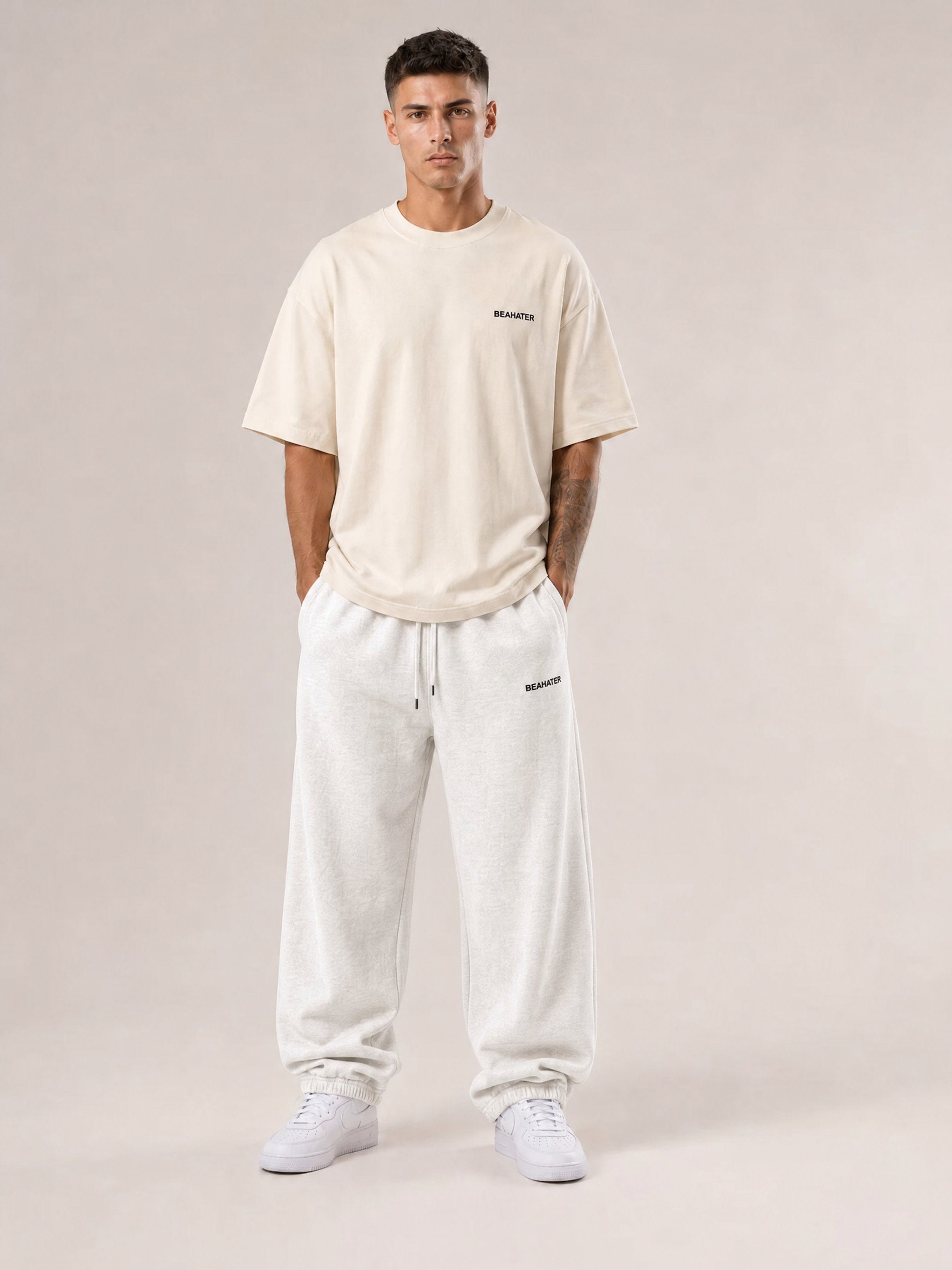 Off Grey Baggy Jogger, French Terry 340 g/m², an männlichem Model, Frontansicht, weiße Sneaker
