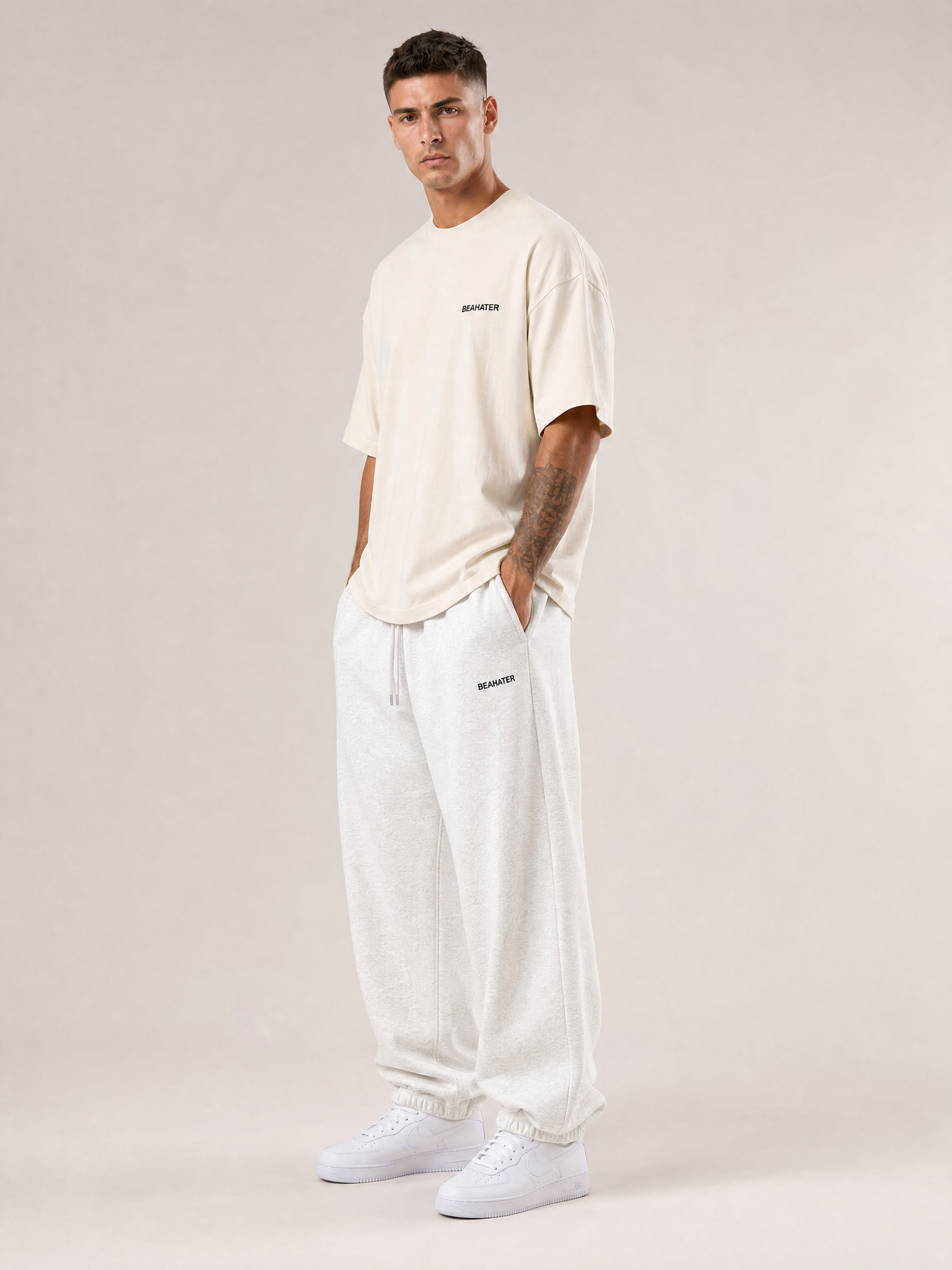 Jogger baggy off grey në model mashkull, pamje anësore, prerje e gjerë casual