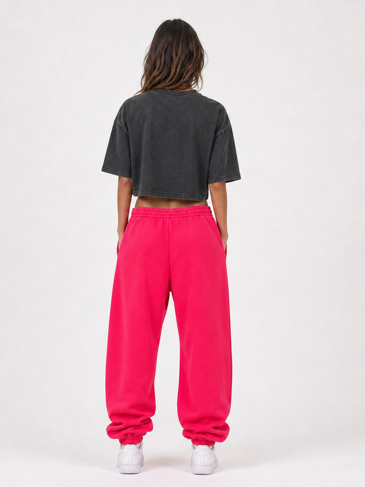 Pinke Baggy Jogger Rückansicht am Damen-Model, Loose Fit mit washed Cropped Tee