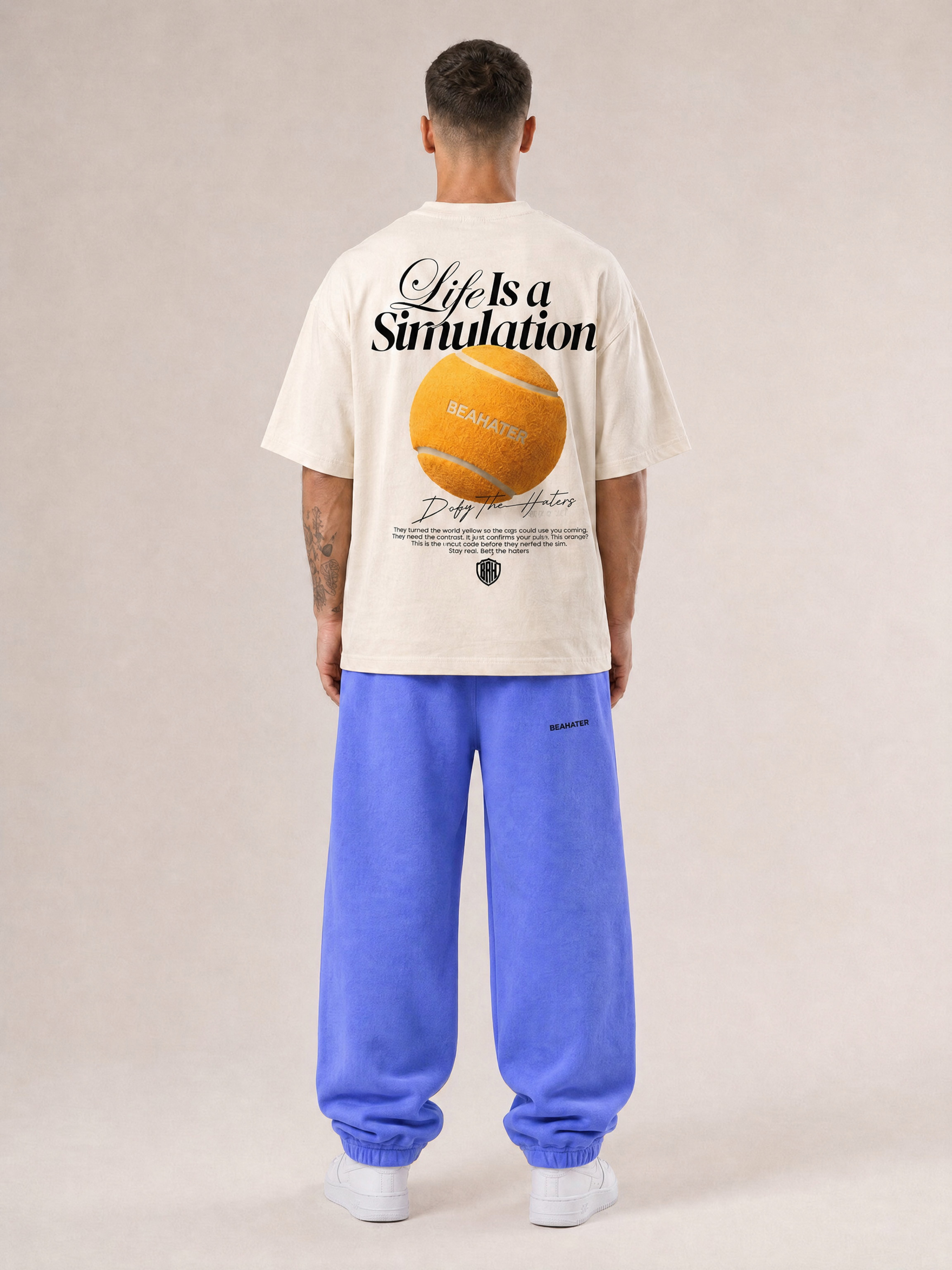 Baggy Jogger lila an männlichem Model, Rückansicht, Tee mit Simulation Backprint, weiße Sneaker