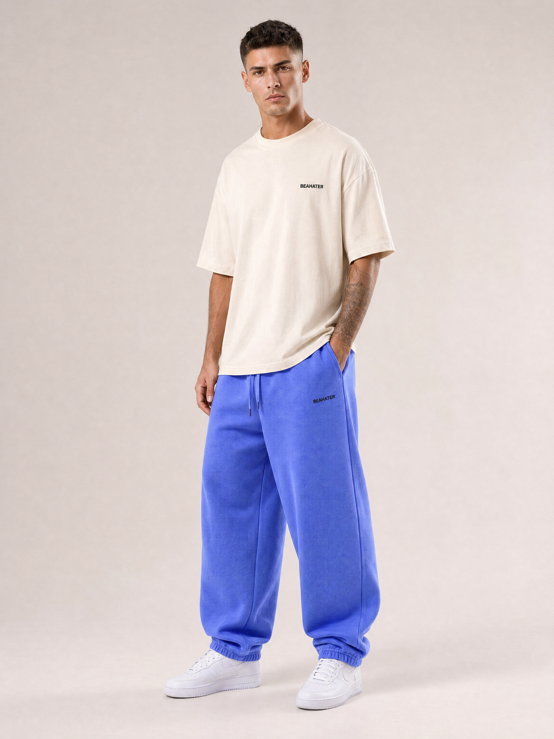 Baggy Jogger lila an männlichem Model, Streetwear Look, weiter baggy Schnitt, weiße Sneaker