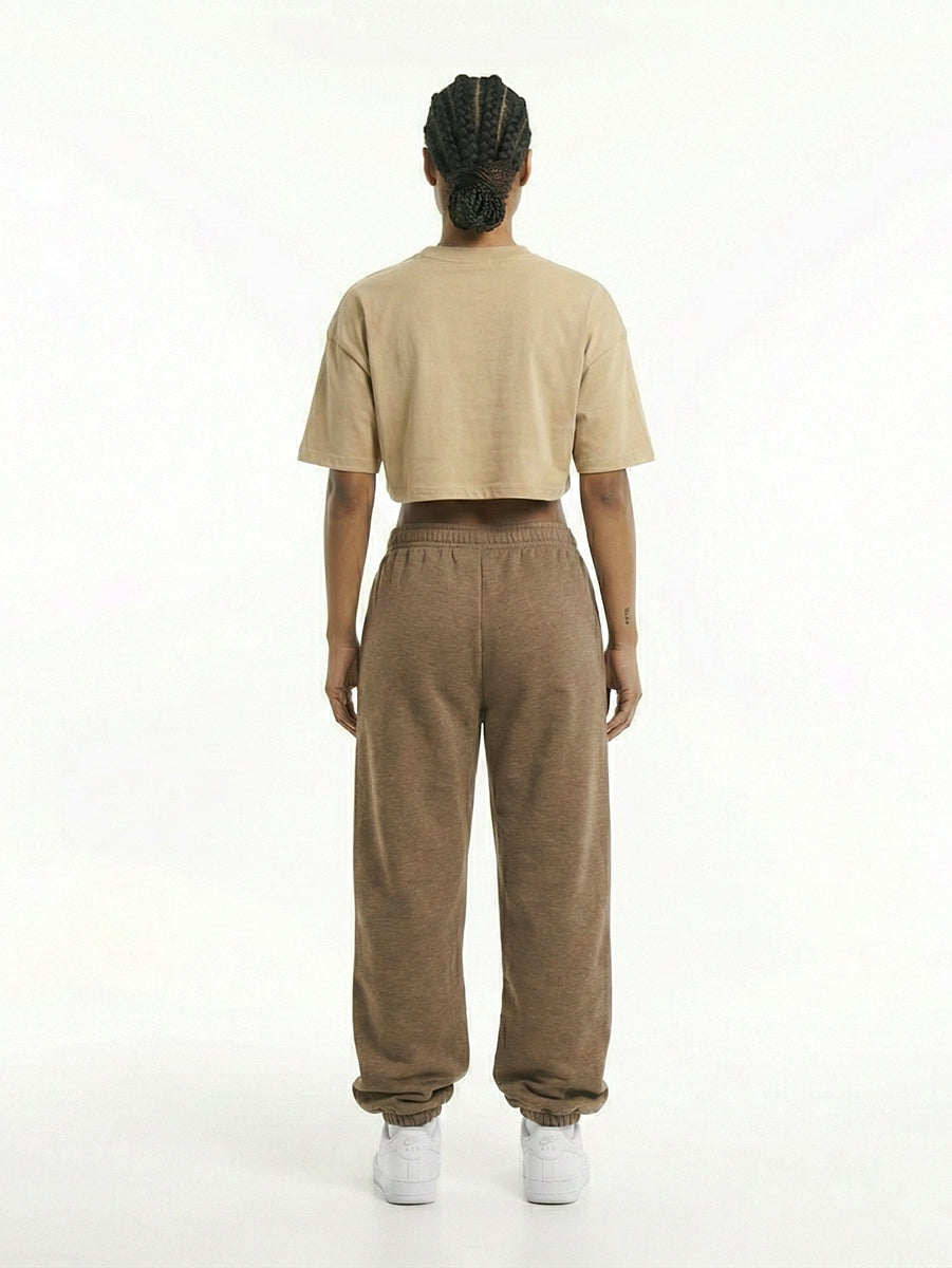 Rückansicht eines Cropped Oversized T-Shirts in Croissant von BEAHATER am Model