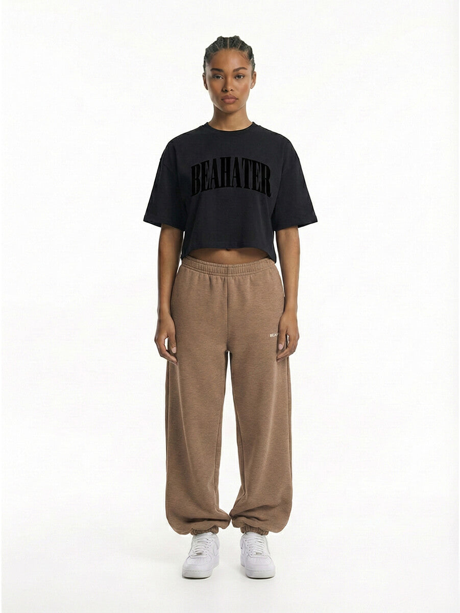Model trägt schwarzes Cropped Oversized T-Shirt von BEAHATER in Frontansicht
