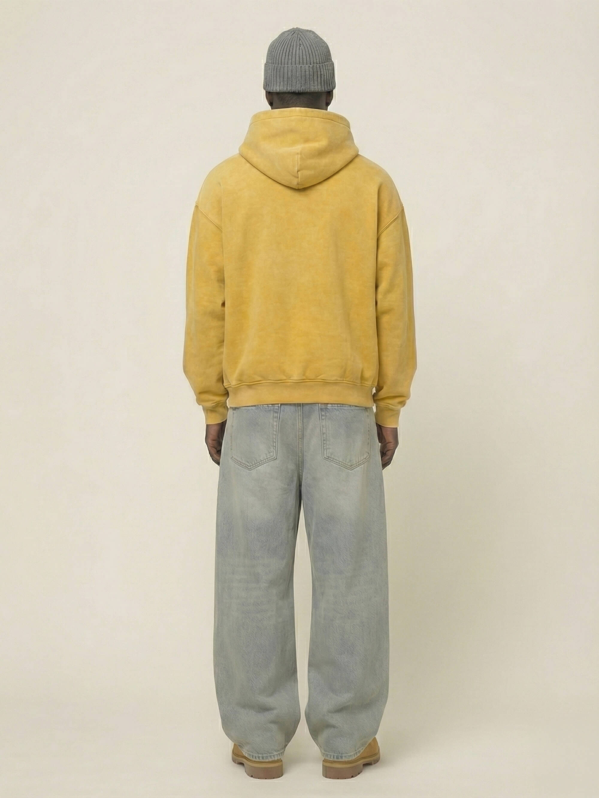 Model trägt Oversized Hoodie Vintage Yellow Mustard in der Rückansicht