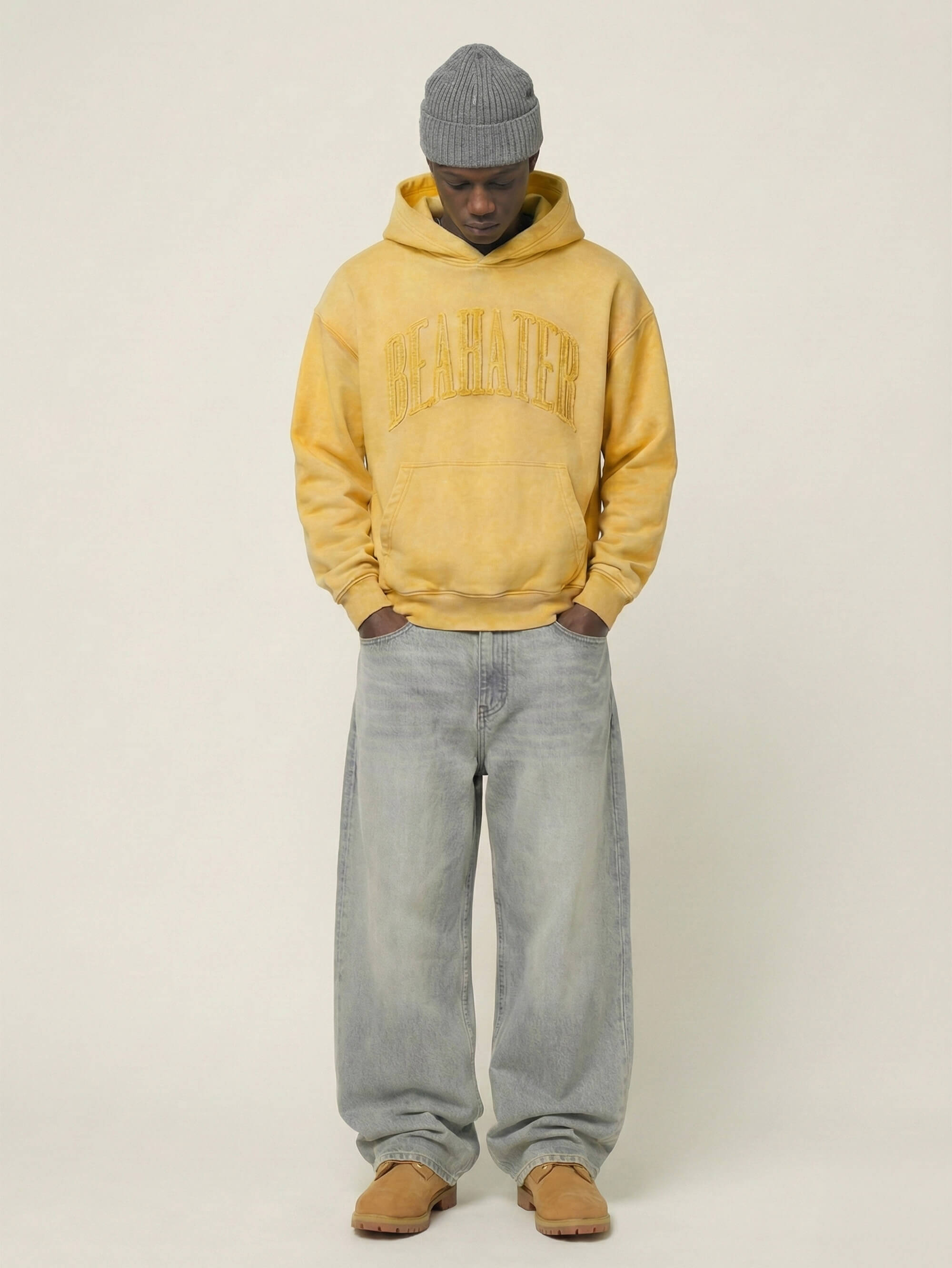 Model trägt Oversized Hoodie Vintage Yellow Mustard in der Frontansicht
