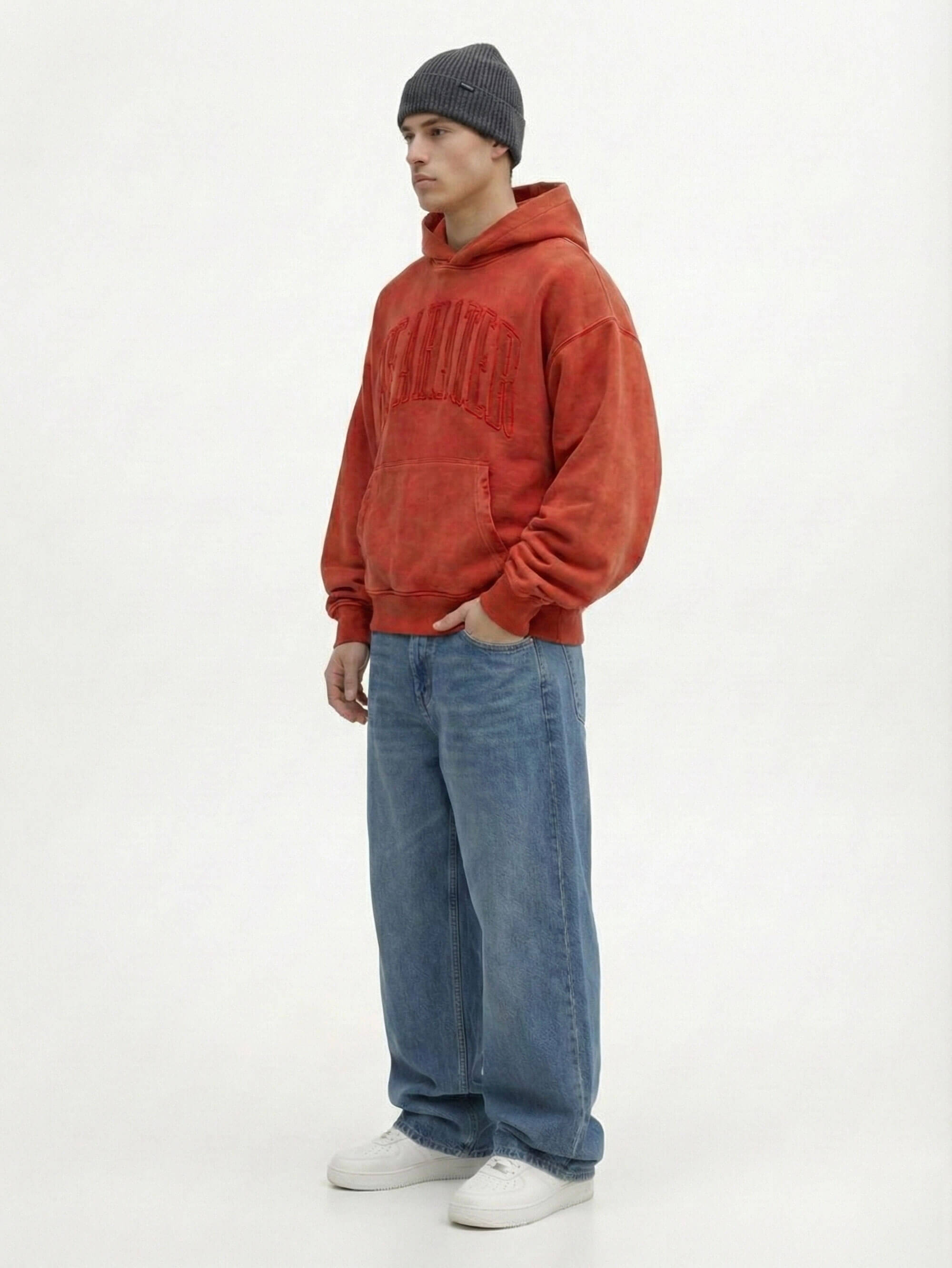 Model trägt Oversized Hoodie Vintage Red in seitlicher Fullbody Ansicht