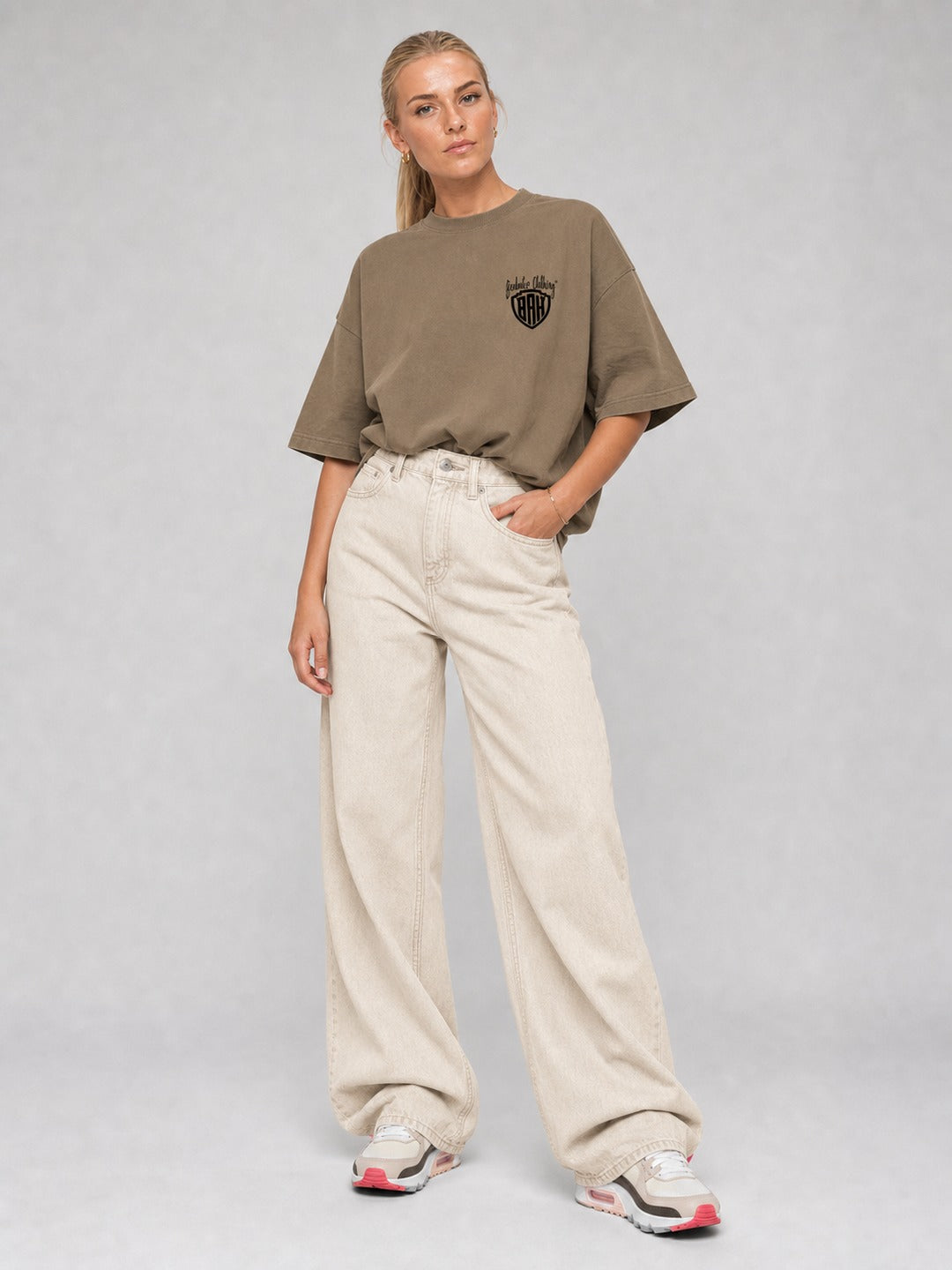 BEAHATER T-Shirt Oversized Braun Mocha Mousse – Damen-Frontansicht mit Creme-Baggy-Jeans