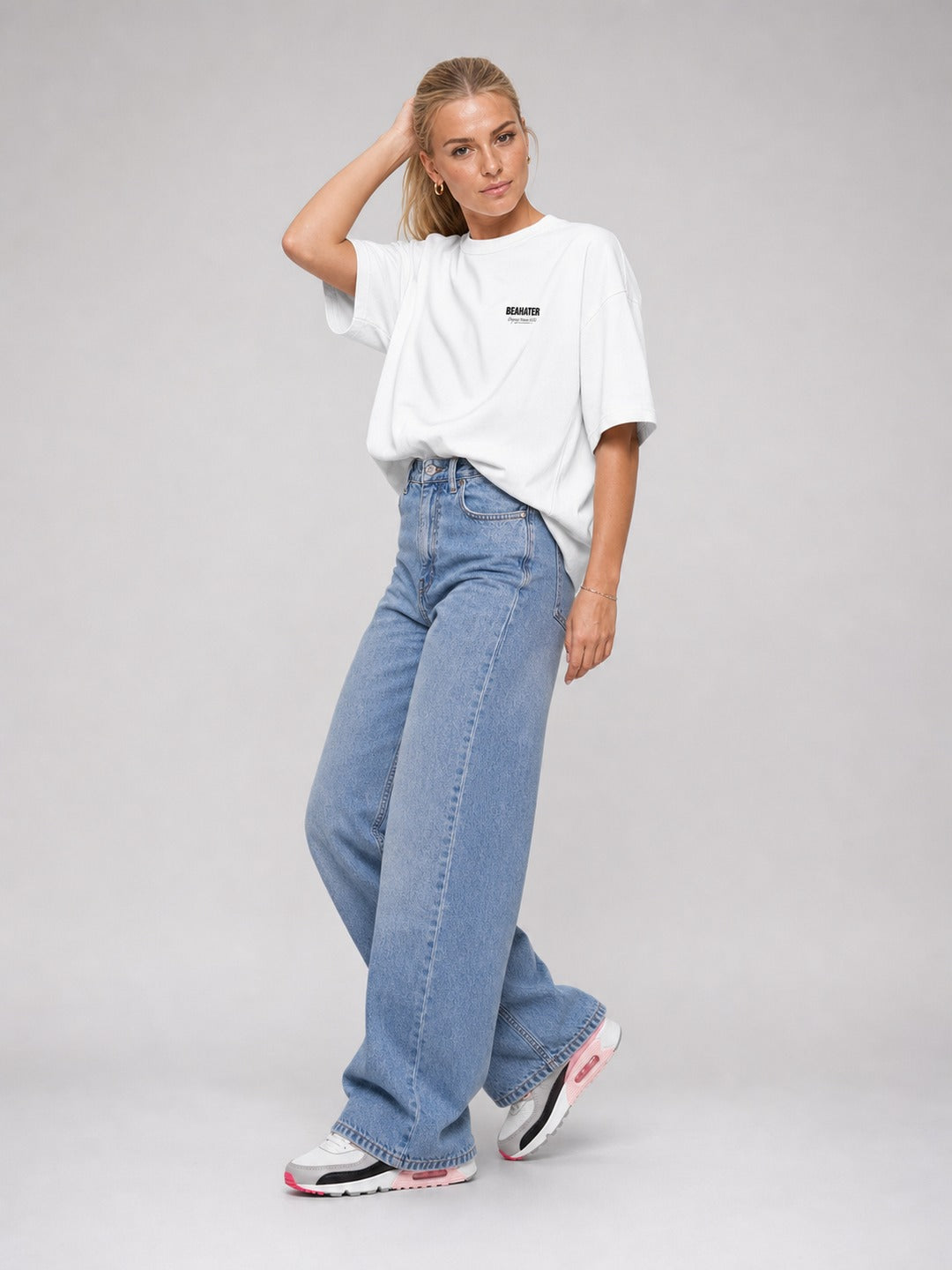 BEAHATER T-Shirt Weiß Oversized Ocean – Damen-3/4-Ansicht mit Baggy-Jeans