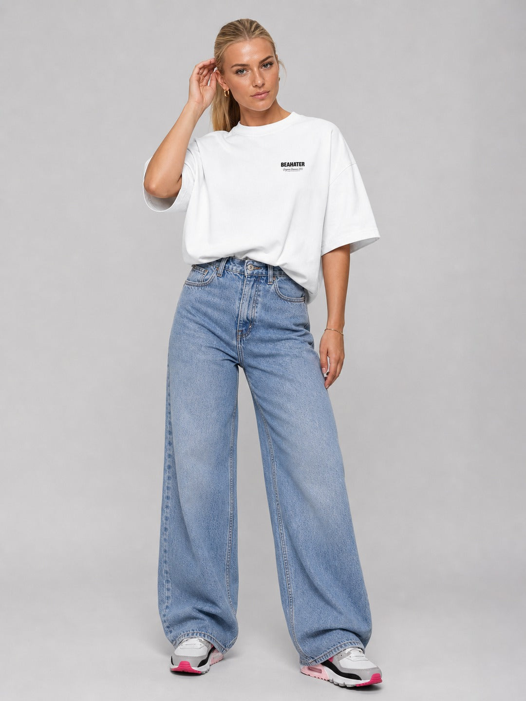 BEAHATER T-Shirt Weiß Oversized Ocean – Damen-Frontansicht mit Baggy-Jeans