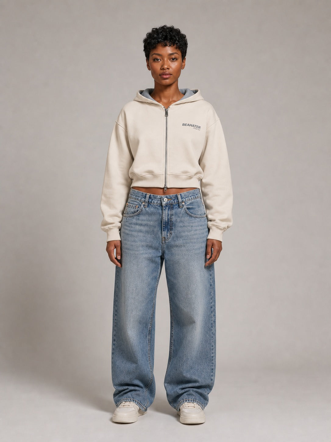 BEAHATER Zip Hoodie Beige Cropped für Damen in Frontansicht am Model