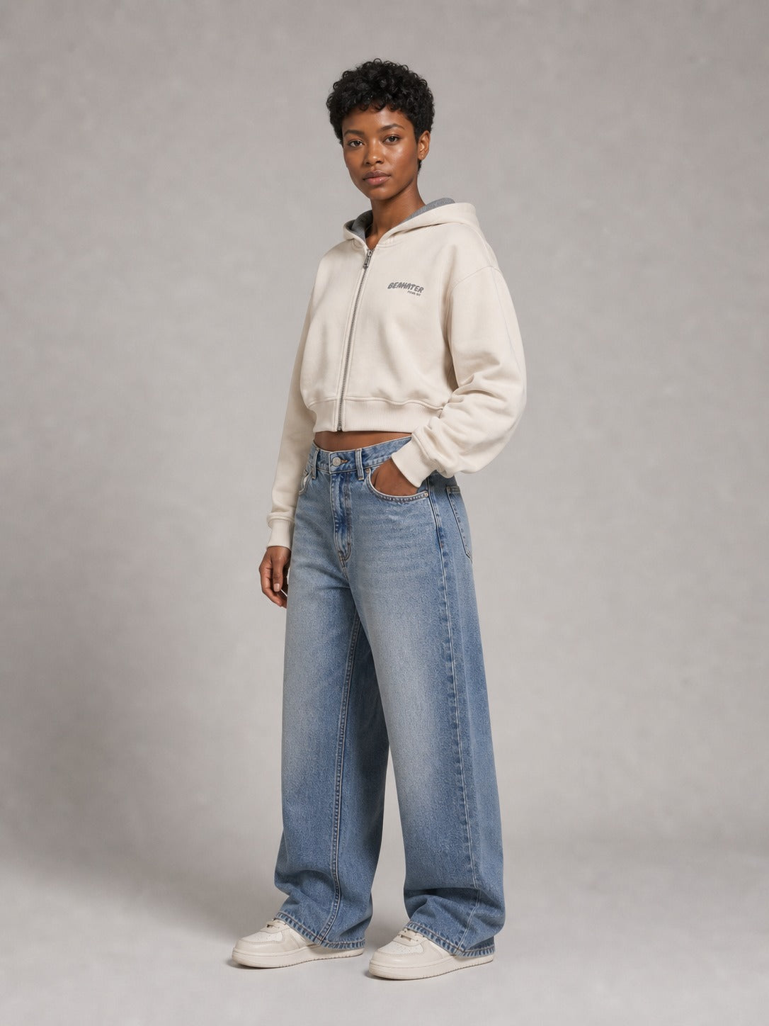 BEAHATER Zip Hoodie Beige Cropped für Damen in 3/4-Seitenansicht am Model