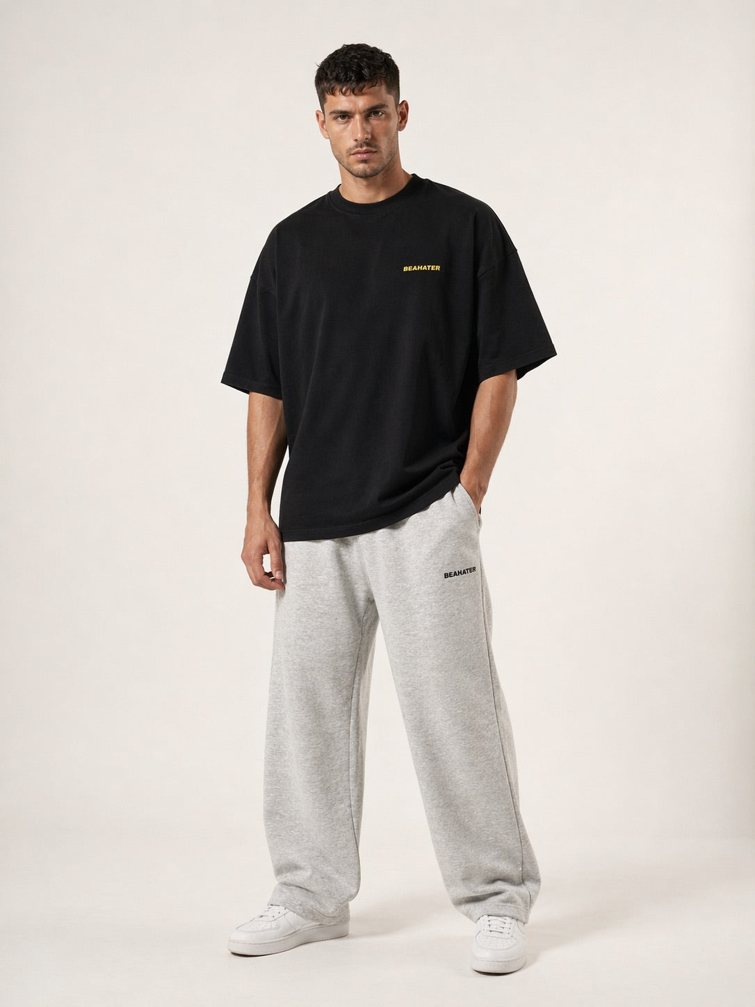 Oversized T-Shirt schwarz Baumwolle mit gelbem Brust Print Streetwear Vorderansicht am Model