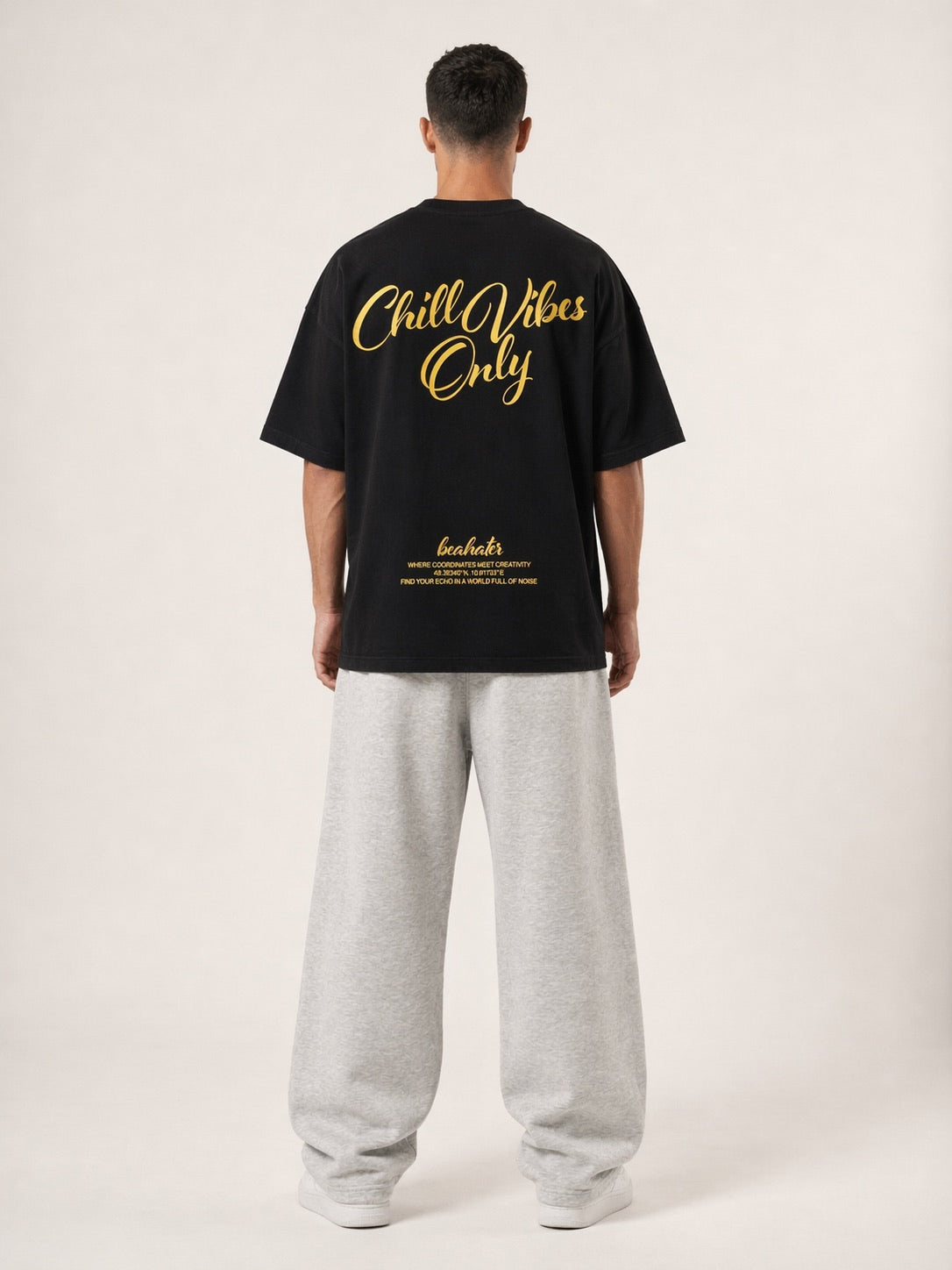 Oversized T-Shirt schwarz Baumwolle mit gelbem Chill Vibes Backprint Streetwear Rückansicht
