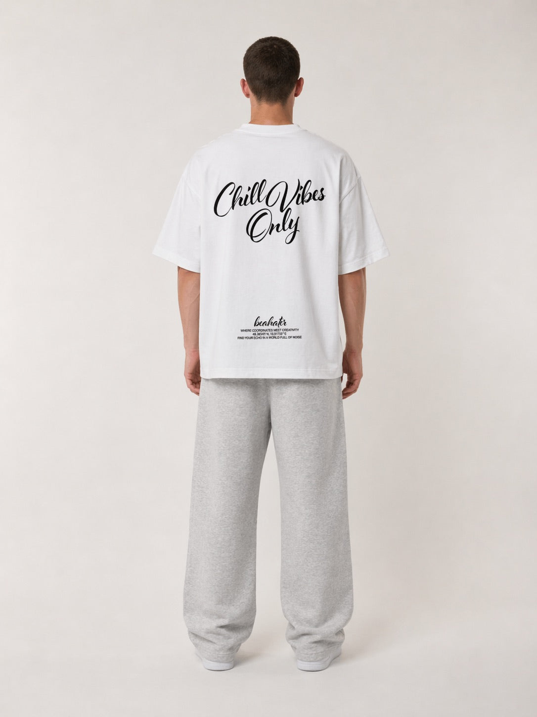 Oversized T-Shirt weiß Baumwolle mit Chill Vibes Backprint Streetwear Rückansicht am Model