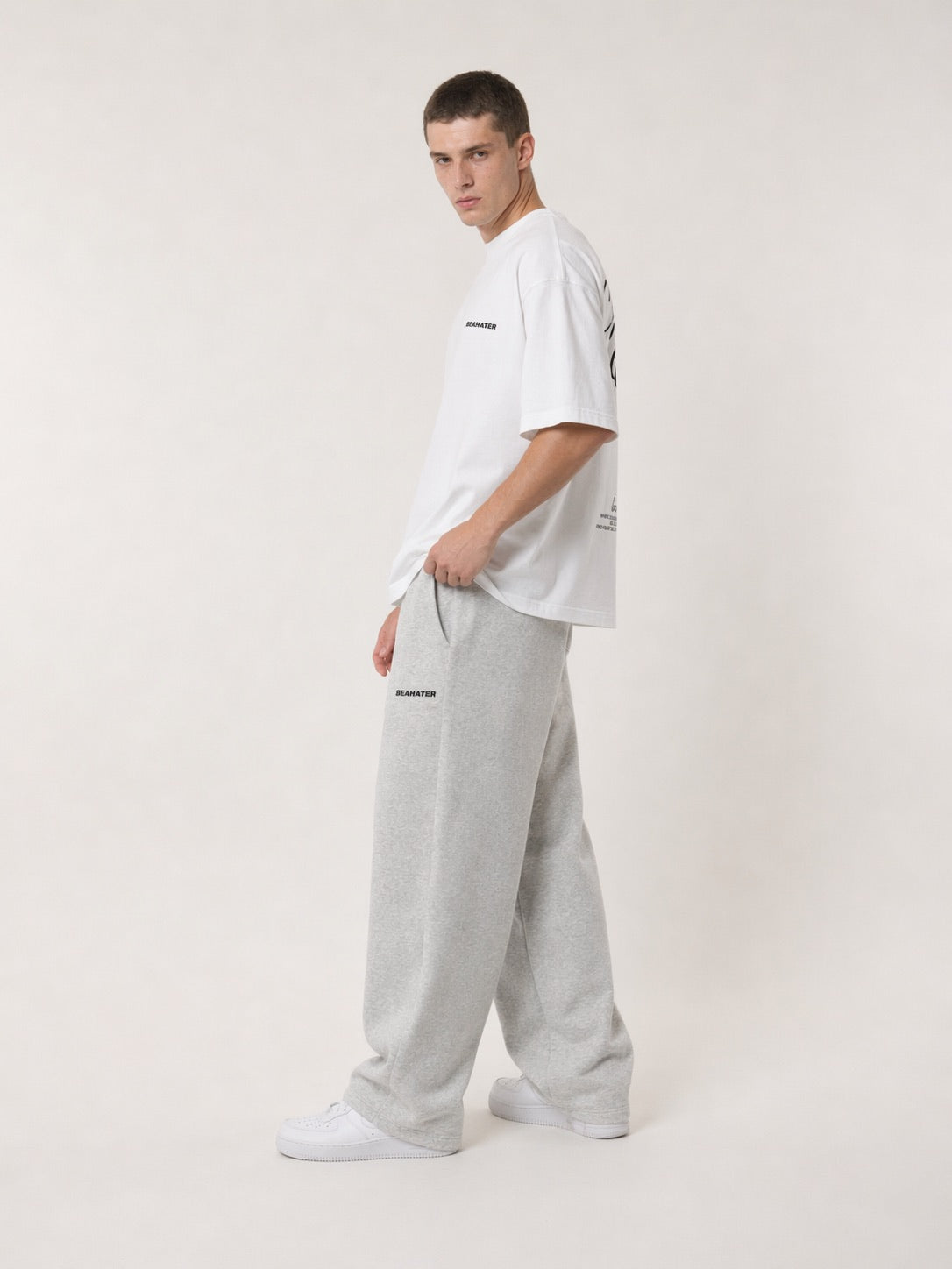 Oversized T-Shirt weiß Baumwolle Streetwear Seitenansicht lockere Passform am Model