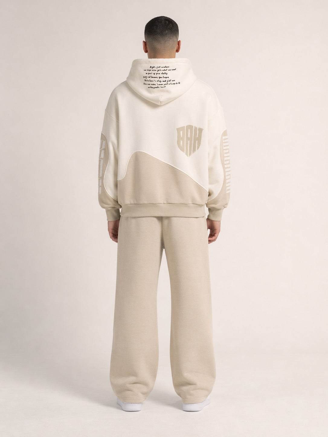 Beiger Oversized Hoodie Rückansicht mit Wappen-Print und Wave-Pattern, Heavyweight Baumwolle