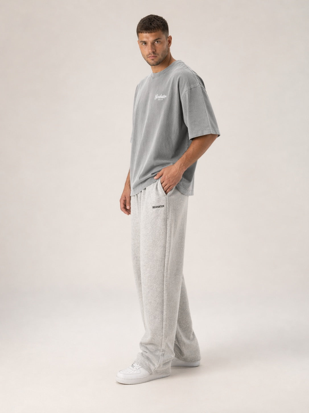 Graues Oversized T-Shirt 3/4-Seitenansicht am Model, Boxy Fit, Heavyweight Baumwolle