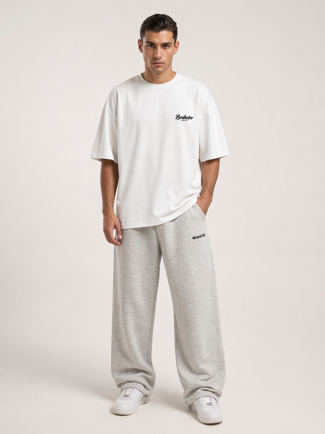 Off-White Oversized T-Shirt Herren mit dezentem Script-Logo auf der Brust, Frontansicht am Model