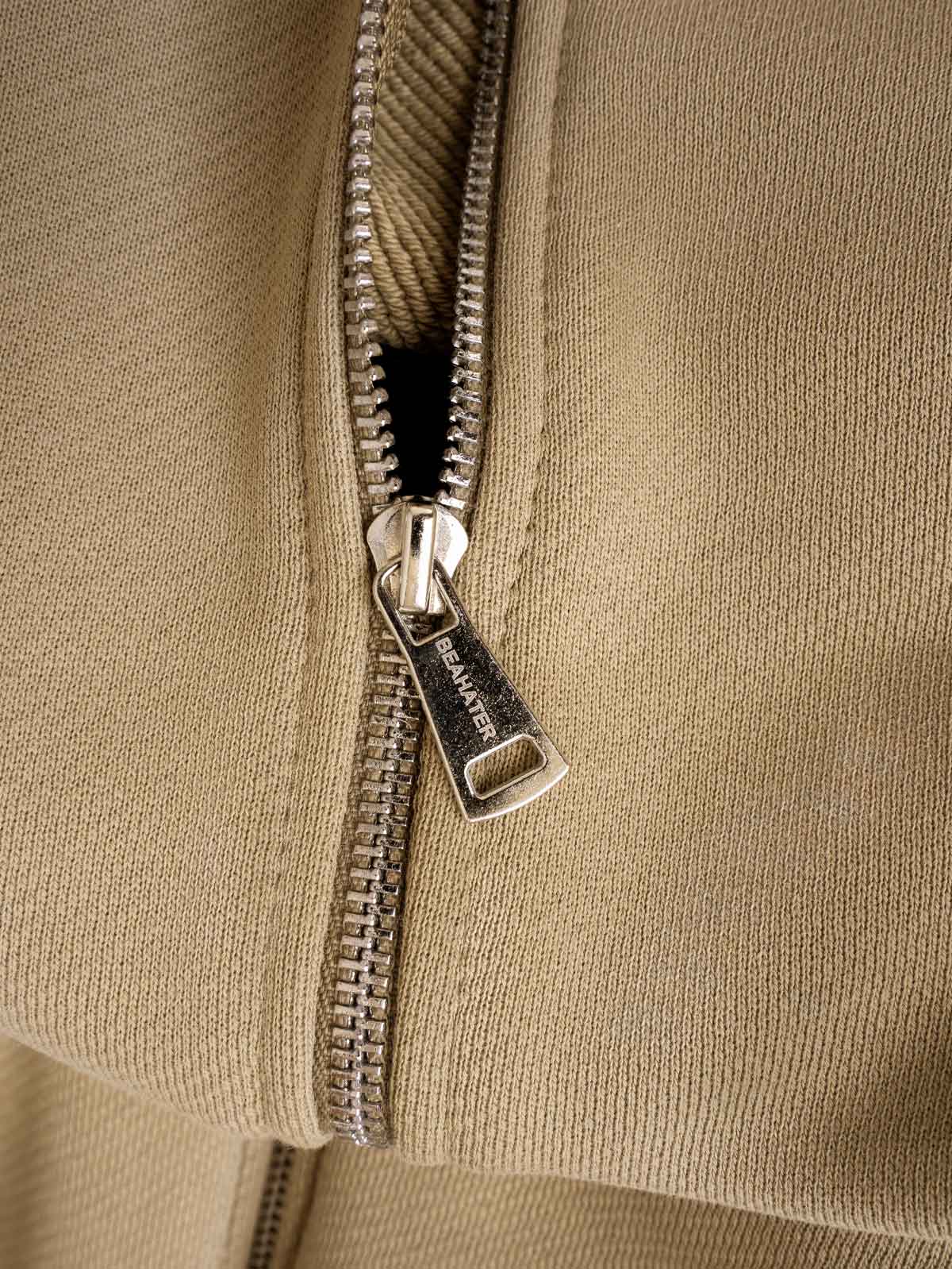Detailaufnahme vom Reißverschluss des Oversized Zip Hoodie Mocha Mousse im Washed Heavyweight Streetwear Design