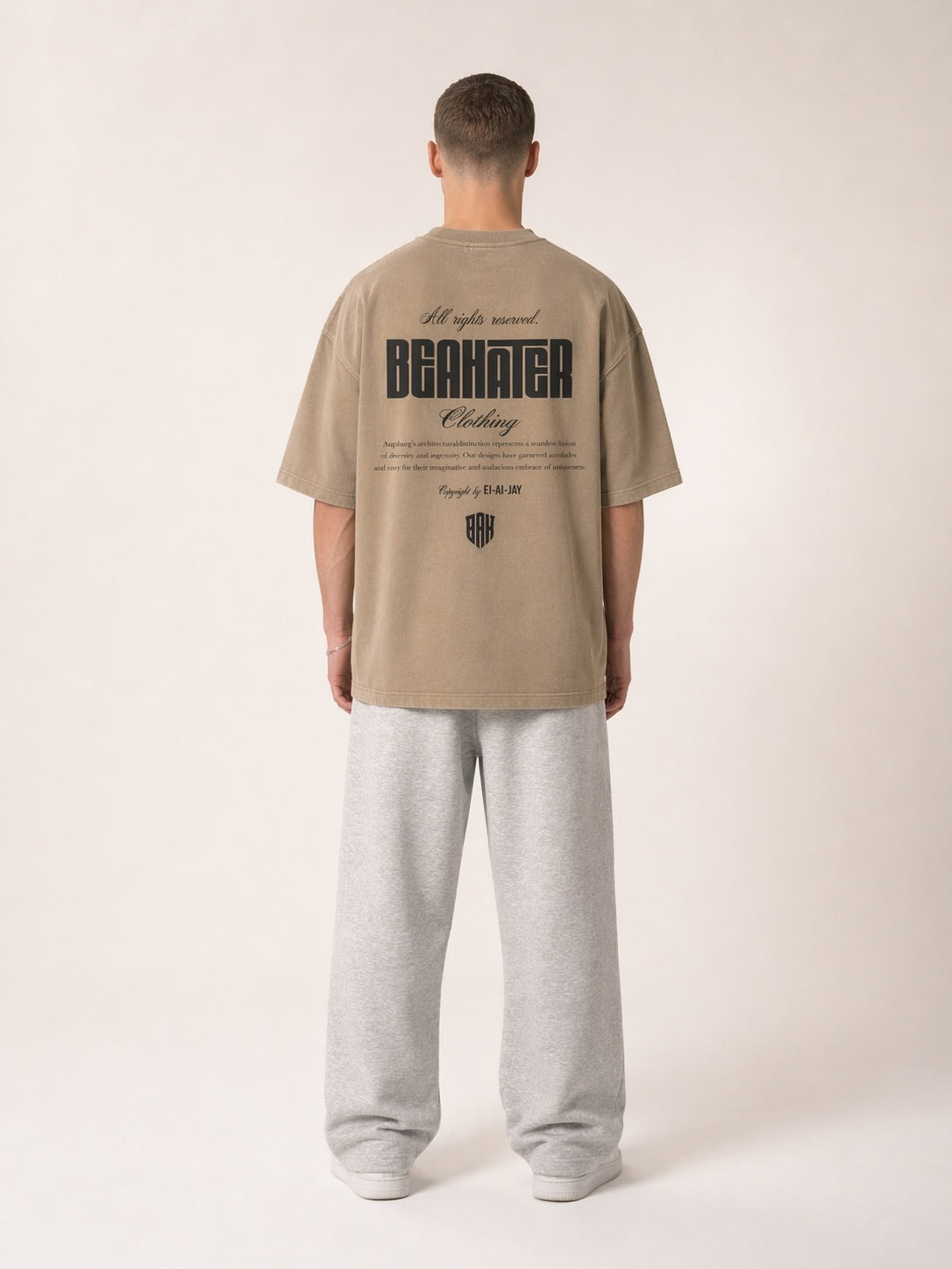 Stone-farbenes Oversized T-Shirt Rückansicht mit großem Schriftzug und Wappen-Emblem, Streetwear