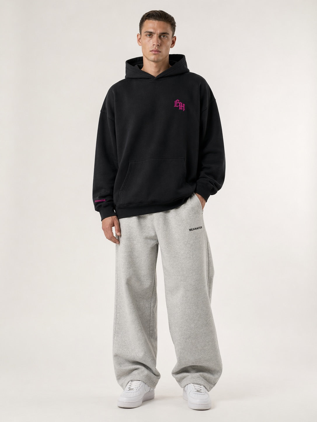 Schwarzer Oversized Hoodie Herren mit pinkem Monogramm-Print, Frontansicht am Model, Heavyweight 660 GSM
