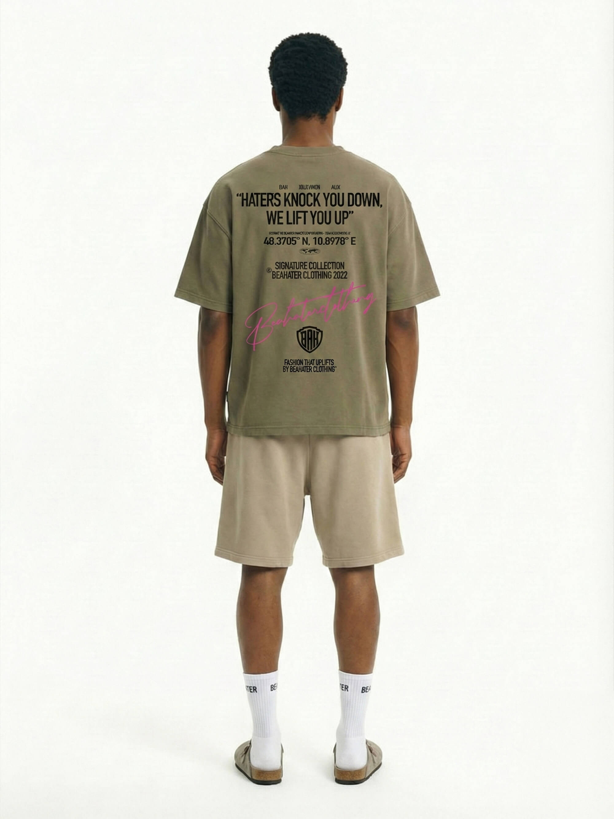 Model zeigt die Rückansicht des Oversized T Shirts in Mocha Mousse von BEAHATER mit großem Rückenprint