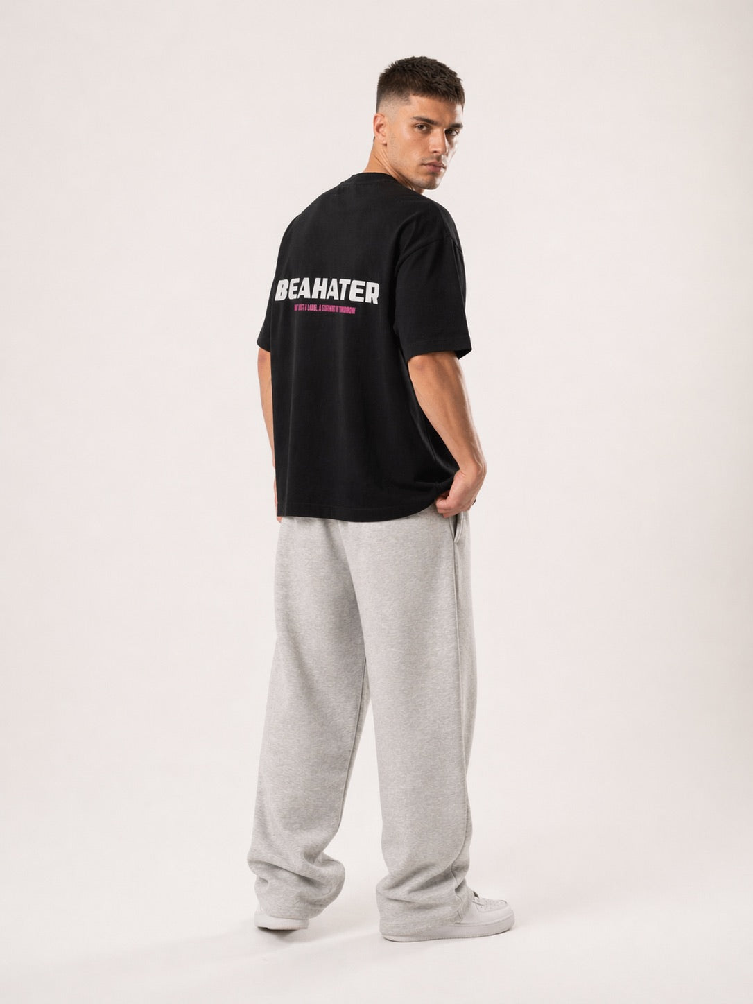 Schwarzes Oversized T-Shirt Rückansicht mit großem Statement-Print und pinker Typografie-Zeile