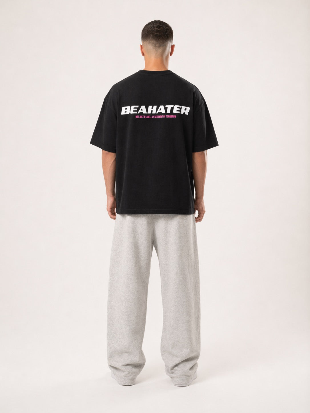 Schwarzes Oversized T-Shirt 3/4-Seitenansicht am Model, Statement-Print Rücken, Streetwear Fit