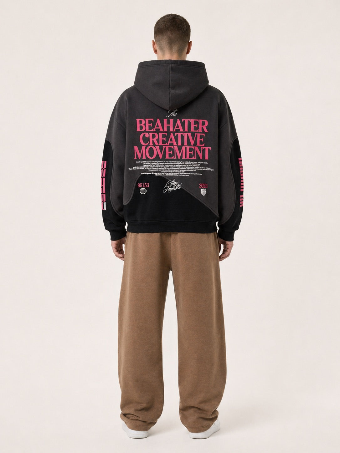 Schwarzer Zip Hoodie Oversized am Model mit Puff-Print Backprint Creative Movement, Rueckansicht